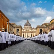 Lefebvriani a rischio di una nuova scomunica. Bruni: «I contatti continuano, l'obiettivo è evitare fratture»