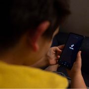 Un ragazzino su TikTok / ANSA