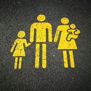 Un posteggio riservato alle famiglie in un supermercato