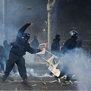 Scontri tra manifestanti e forze dell'ordine durante il corteo contro lo sgombero del centro sociale Askatasuna a Torino / ANSA