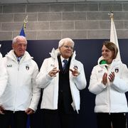 Il presidente della Repubblica Sergio Mattarella indossa la giacca delle Olimpiadi al Villaggio Olimpico