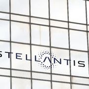 Stellantis paga caro l’elettrico: svalutazioni per 22 miliardi