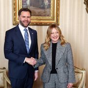 Il vicepresidente Vance con la premier Meloni a Milano. Foto Ansa