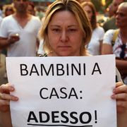 Una fiaccolata a sostegno dei genitori di Bibbiano nel 2019