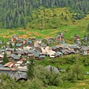 Una vista di Blatten, nel Canton Vallese, prima della frana del 28 maggio 2025. Al centro è visibile la chiesa cattolica, anch'essa cancellata dal disastro