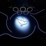 Il simbolo della pace nel cuore di San Siro, formato dai corpi dei ballerini