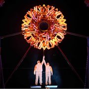 L'accensione del braciere olimpico sotto l'Arco della Pace a Milano / AFP
