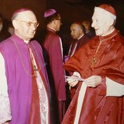 Il cardinale Liénart (a destra) con il vescovo Marcel-Marie Dubois (a sinistra) al Concilio Vaticano II
