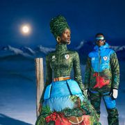 Un uomo e una donna sono vestiti con le divise olimpiche di Haiti, disegnate dalla stilista Stella Jean