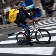 Rider sfruttati e sottopagati, inchiesta sul colosso spagnolo Glovo