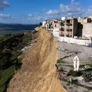 Niscemi, sopralluogo della procura con i consulenti