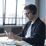 Così i social stanno sabotando la democrazia, un clic alla volta