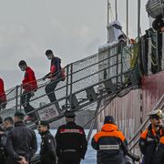 Blocco navale, modello Albania, stretta sui ricongiungimenti: le bozze del ddl immigrazione