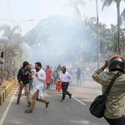 Manifestanti si scontrano con la polizia fuori dalla State Guest House Jamuna, residenza ufficiale di Muhammad Yunus, a Dacca, lo scorso 6 febbraio