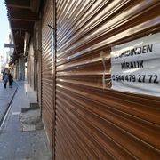 La serranda di un negozio abbassata sulla strada di una città turca