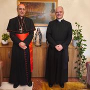 Il prefetto del Dicastero per la dottrina della fede, cardinale Víctor Manuel Fernández, assieme al superiore generale della Fraternità sacerdotale San Pio X, don Davide Pagliarani, in Vaticano