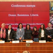 Le donne afagne insieme all'autrice del volume e le rappresentanti dell'associazione Nove. Foto associazione Nove