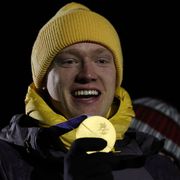 La medaglia d'oro e poi la gaffe: non risponde al telefono al cancelliere Merz