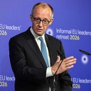 Il cancelliere tedesco Merz durante il suo discorso a Monaco