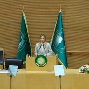 Smorza Merz, osserva Rubio, non rompe con Trump: i forni di Meloni in politica estera