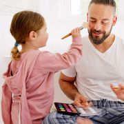 Due bimbe truccano il loro papà