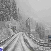 Svizzera, treno deraglia per una valanga: diversi feriti