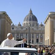 Papa Leone XIV con la Basilica di San Pietro sullo sfondo / VATICAN MEDIA