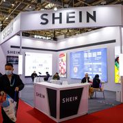 «Vende online prodotti illegali»: l'Ue mette sotto accusa Shein (e le bambole sessuali)