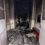 Le fiamme, il crollo della cupola, il dolore di Napoli: il teatro Sannazaro non c'è più