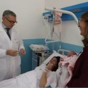 Un frame del video girato dalla troupe del Tg1 all'ospedale di Gela: Claudia, la maestra Amalia e la piccola Amalia Patrizia