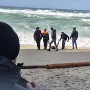 Il ritrovamento di uno dei cadaveri sulle spiagge della Calabria