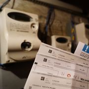 Caro-energia: la tassa sulle emissioni finirà in bolletta, ma potrebbe non essere un male