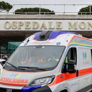 Le ambulanze fuori dall'ospedale Monaldi di Napoli, dove il piccolo Domenico è ricoverato