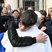 Leone XIV abbracciato da Victor Mocreac, lo studente ucraino che ha lo zio catturato dai russi