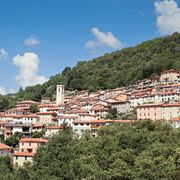 C'è un borgo in Toscana che dà casa e lavoro a tutti i suoi cittadini