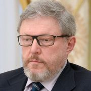 In primo piano, Grigorij Javlinskij: indossa giacca, cravatta e occhiali