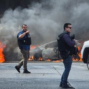 I veicoli dati alle fiamme dai membri della criminalità organizzata per bloccare una strada in seguito all’operazione militare durante la quale è stato ucciso il boss El Mencho