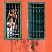 Alcuni detenuti che si affacciano dalle celle del carcere minorile Beccaria di Milano. Ansa /Andrea Fasani