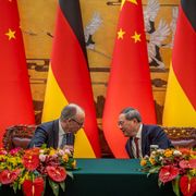 Il cancelliere tedesco Friedrich Merz con il premier cinese Li Qiang nella Grande Sala del Popolo