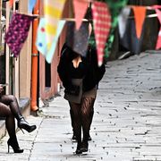 «Paga le tasse»: così la prostituzione si trasforma in "lavoro"?