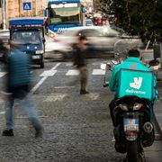 Un rider Deliveroo in attesa di chiamata a Napoli / Ansa