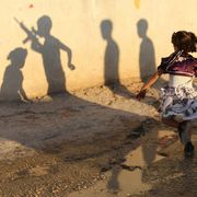 Una bimba palestinese in fuga