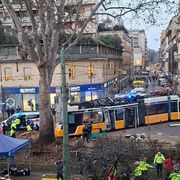 Il boato, i vetri rotti, lo choc: «Il tram è piombato a pochi metri da me»