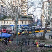 Il deragliamento del tram a Milano. La ricostruzione: l'ipotesi di un malore e il video choc