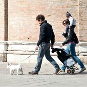 Famiglia a spasso con il cane