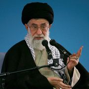 I 37 anni di potere di Khamenei, l'ayatollah succeduto a Khomeini