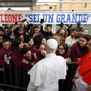 Un momento della visita di Leone XIV alla parrocchia dell'Ascensione al Quarticciolo