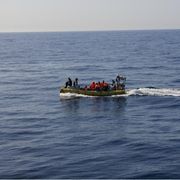 Partorisce su un gommone diretto a Lampedusa