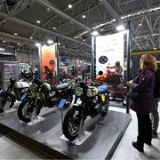 Tre moto esposte nell'edizione 2025 di Motodays, con visitatori che l'ammirano