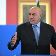 Crosetto rientra da Dubai: ho pagato l'aereo di Stato. Ma per il M5s deve dimettersi